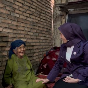 TP PKK Kota Sungai Penuh Ny Sri Kartini Alfin, Menyerahkan Bantuan Sembako Kepada Lansia