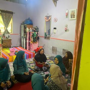 Selain Mengunjungi Balita dan Lansia, TP PKK Kota Sungai Penuh Juga Menyerahkan Bantuan