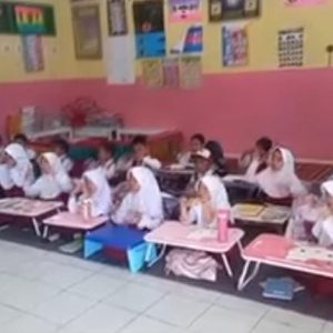 Miris, Murid SD di Kota Sungai Penuh Belajar Beralaskan Tikar
