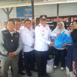 Wako Alfin Serahkan Bantuan Kementerian Sosial untuk Korban Angin Puting Beliung