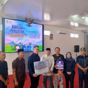Ketua Komisi III DPRD Kota Sungai Penuh, Dampingi SY Fasha Anggota DPR Menyerahkan Bantuan Alsintan