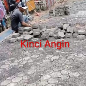 Pemasangan Paving Block SD 53 Koto Patah, Diduga Dikerjakan Asal Jadi