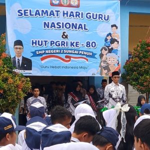 Keseruan HGN dan HUT PGRI Ke-80 di SMP Negeri 2 Kota Sungai Penuh