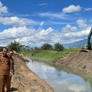 Atasi Banjir di Kota Sungai Penuh, Wawako Tinjau Proyek Normalisasi Sungai