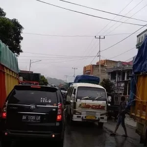 Menimbulkan Kemacetan, Bongkar Muat Kota Sungai Penuh Abaikan Waktu yang Telah Ditentukan