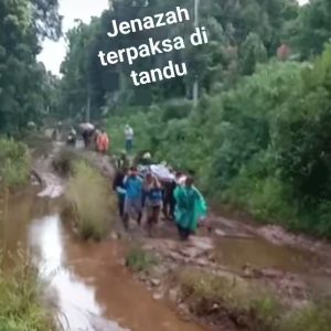 Viral..!! Warga Kerinci Tandu Jenazah Karena Jalan Rusak dan Berlumpur