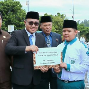 HAB Ke-80, Siswa MTsN Menerima Beasiswa JUARA, Wako: Memotivasi Siswa untuk Terus Berprestasi