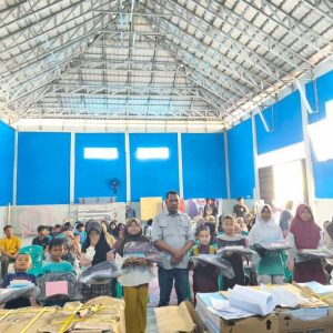 Peduli Pendidikan, Kades Amrizal Bagikan Tas dan Buku Gratis.