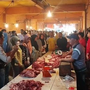 Viral Emak-emak Sungai Penuh Berburu Daging Jelang Lebaran 2026, Rp 200 Kg, Jadi Rebutan!
