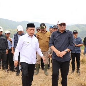 Gubernur dan Wako Alfin Tebar Benih Ikan di Sungai Batang Merao