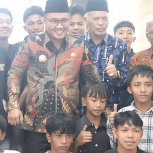 Wako Alfin Salurkan Santunan untuk 350 Anak Yatim di Masjid Baiturrahman