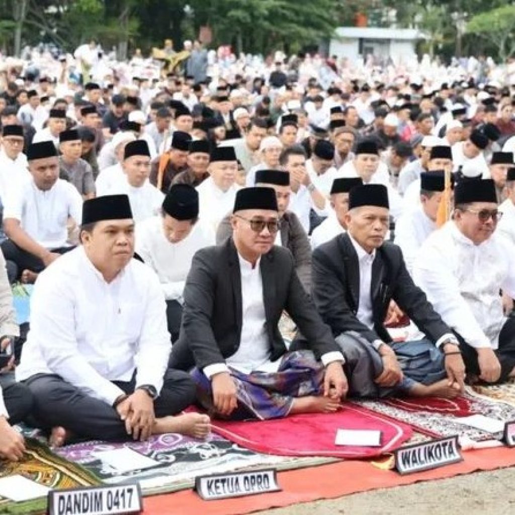 Pemkot Sungai Penuh Melaksanakan Sholat Idul Fitri Bersama Masyarakat