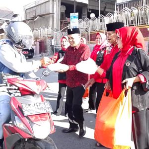 DPC PDIP Kota Sungai Penuh Tebar 1.000 Takjil untuk Warga