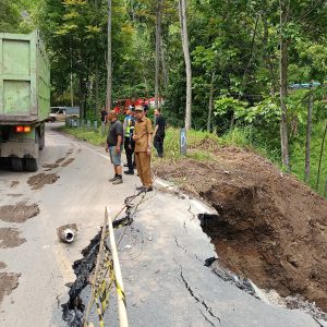 Wawako Sungai Penuh Tinjau Jalan Nasional Amblas di KM 5 Puncak