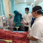 Peduli Sosial, Ny Sri Kartini Alfin Jenguk Pasien Cuci Darah di RSUD Mayjen A Thalib