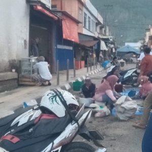 Relokasi Pedagang M Yamin Tak Kunjung Tuntas, Pedagang Masih Jualan di Trotoar
