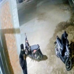 Aksi Curanmor di Mesjid Raya Jujun Terekam CCTV