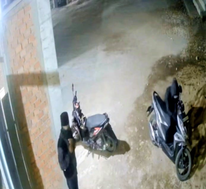 Terduga Pelaku Curanmor Terekam CCTV. (Dok)