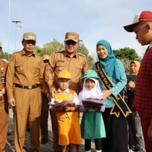 Seragam Gratis Hadirkan Senyum Wali Murid SD dan SMP di Kota Sungai Penuh