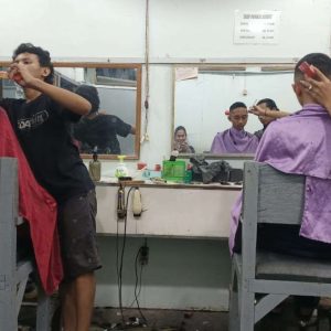 Usai Libur Sekolah, Tukang Potong Rambut “Panen Kepala”