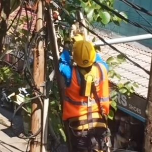 Gerak Cepat, Petugas PLN Padamkan Api di Tiang Listrik Depan Artos Kota Sungai Penuh