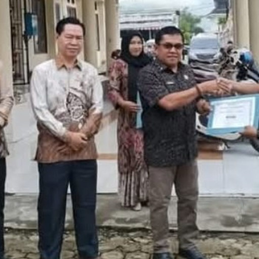 Dinkes Kerinci Beri Penghargaan untuk Pegawai Teladan