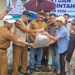 Serahkan Bantuan Bibit Ikan, Ini Pesan Wawako Azhar Hamzah